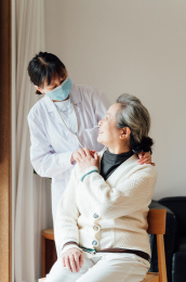 亚洲老年女性和医生