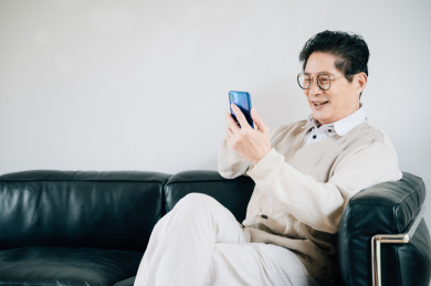 亚洲老年男性使用智能手机