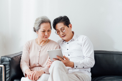 亚洲老年夫妇使用平板电脑