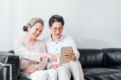 亚洲老年夫妇使用平板电脑