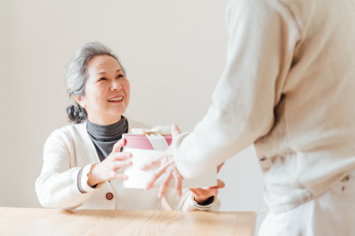 亚洲老年夫妇打开礼物盒