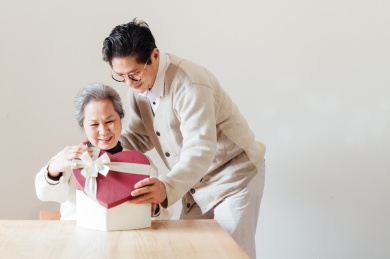亚洲老年夫妇打开礼物盒