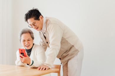 亚洲老年夫妇在家使用智能手机