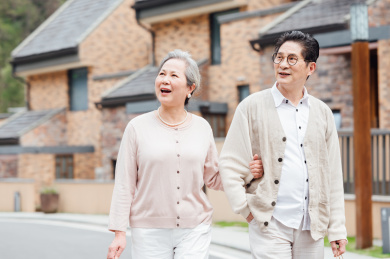 亚洲老年夫妇在小区散步