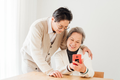 亚洲老年夫妇在家使用智能手机
