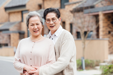 亚洲老年夫妇在小区散步