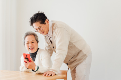 亚洲老年夫妇在家使用智能手机