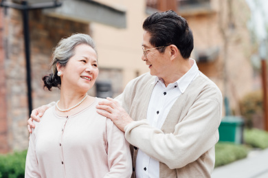 亚洲老年夫妇在小区散步