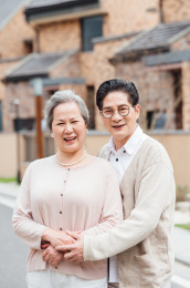 亚洲老年夫妇在小区散步
