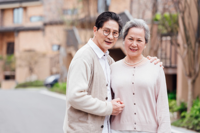 亚洲老年夫妇在小区散步