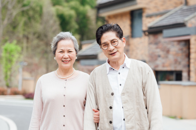 亚洲老年夫妇在小区散步