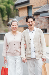 亚洲老年夫妇在小区散步