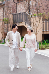 亚洲老年夫妇在小区散步