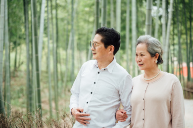 亚洲老年夫妇在竹林散步