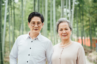 亚洲老年夫妇在竹林散步