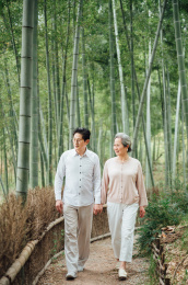 亚洲老年夫妇在竹林散步