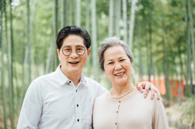 亚洲老年夫妇在竹林散步