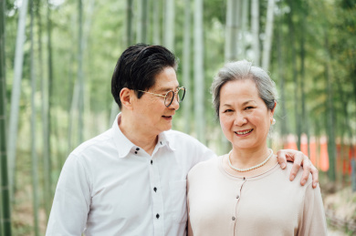 亚洲老年夫妇在竹林散步