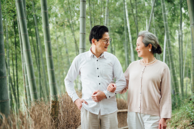 亚洲老年夫妇在竹林散步