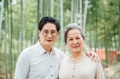 亚洲老年夫妇在竹林散步