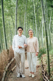 亚洲老年夫妇在竹林散步