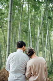 亚洲老年夫妇在竹林散步