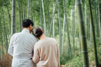 亚洲老年夫妇在竹林散步