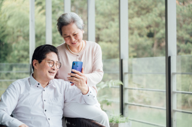 亚洲老年夫妇使用智能手机