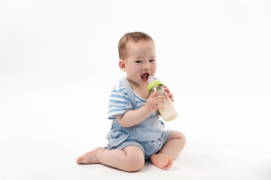 宝宝用瓶子喝奶