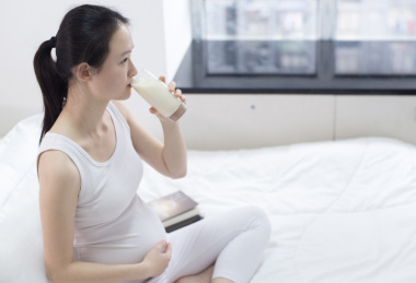 孕妇喝牛奶
