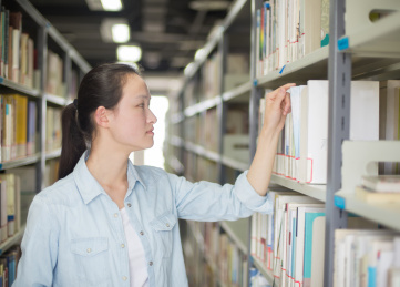 大学生在图书馆看书