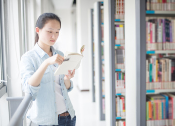 大学生在图书馆看书