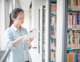 大学生在图书馆看书