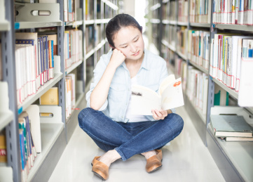 大学生在图书馆看书