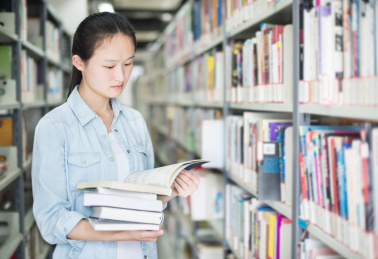 大学生在图书馆看书
