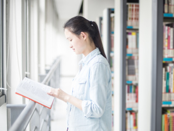 大学生在图书馆看书