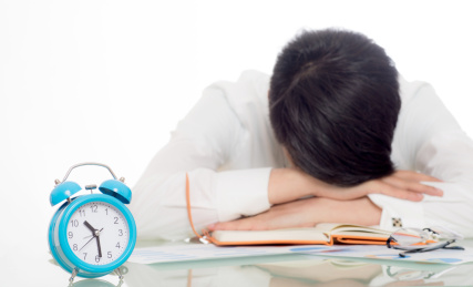 年轻白领在办公桌前工作