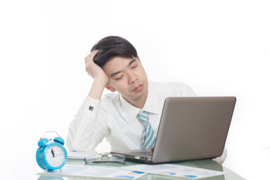 年轻白领在办公桌前工作