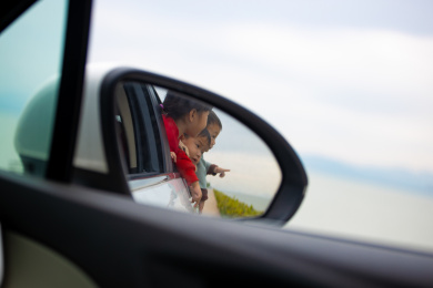 趴在车窗上的小孩们