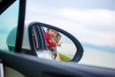 趴在车窗上的小孩们