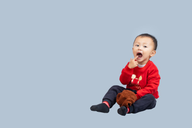 两岁的小朋友在玩耍