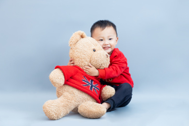 两岁的小朋友在玩耍