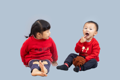 两岁的小朋友在玩耍