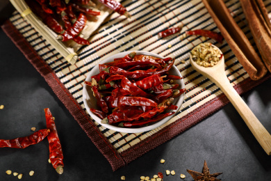 一碟红色的干辣椒放在竹帘上