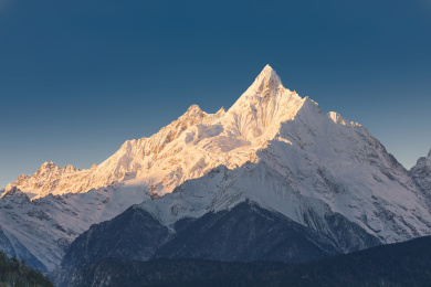 中国云南梅里雪山面茨姆峰日照金山