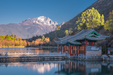 中国云南丽江黑龙潭公园视角的玉龙雪山