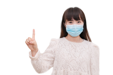 一位女性戴着口罩提示人与人距离间隔一米