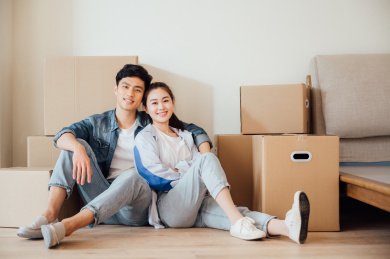 亚洲年轻情侣搬家