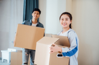 亚洲年轻情侣搬家