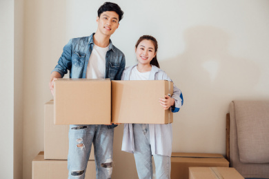 亚洲年轻情侣搬家